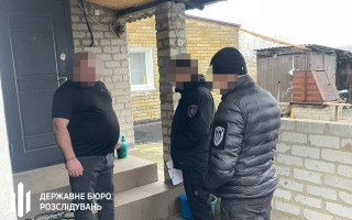 На Донеччині посадовець однієї з військових частин примушував підлеглих працювати на свою родину — ДБР