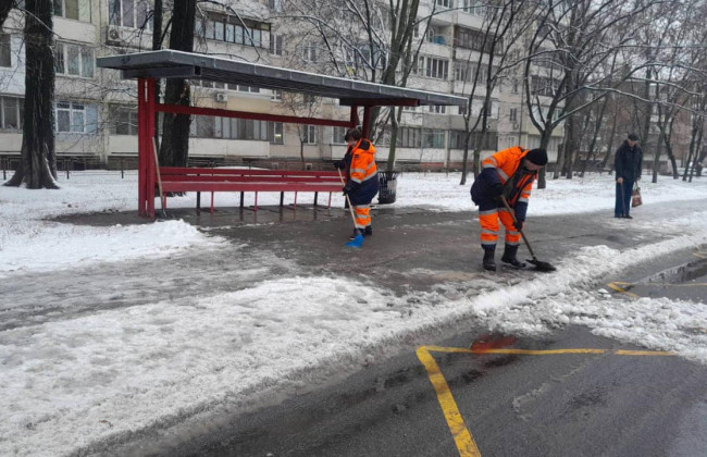 В Киеве на дороги вывели технику для борьбы с гололедицей