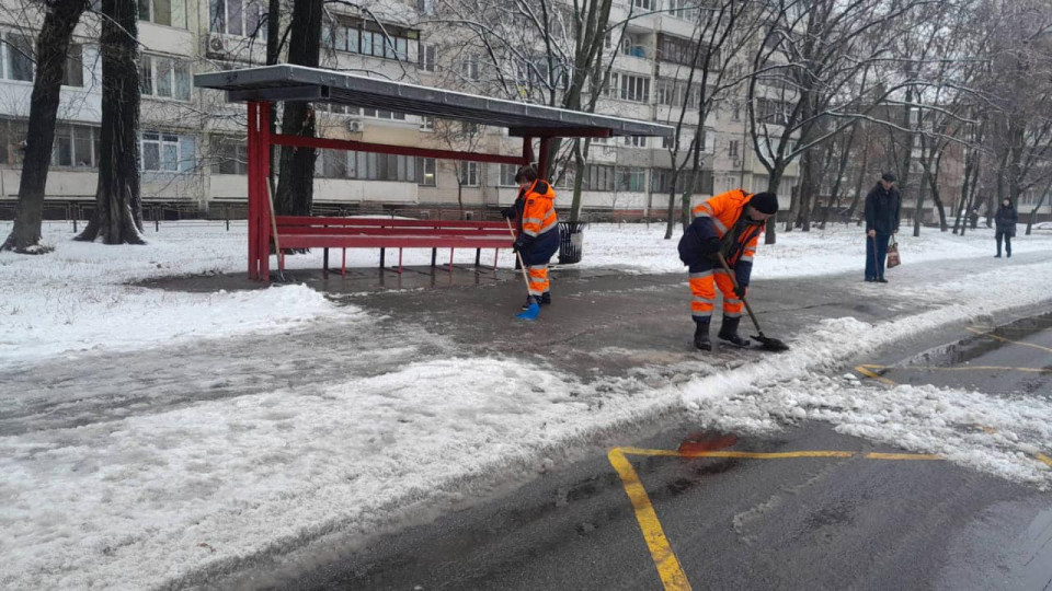 В Киеве на дороги вывели технику для борьбы с гололедицей