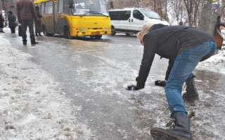 Киян попереджають про сильні пориви вітру 13 грудня та ожеледицю на дорогах