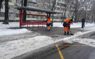 У Києві на дороги вивели техніку для боротьби з ожеледицею