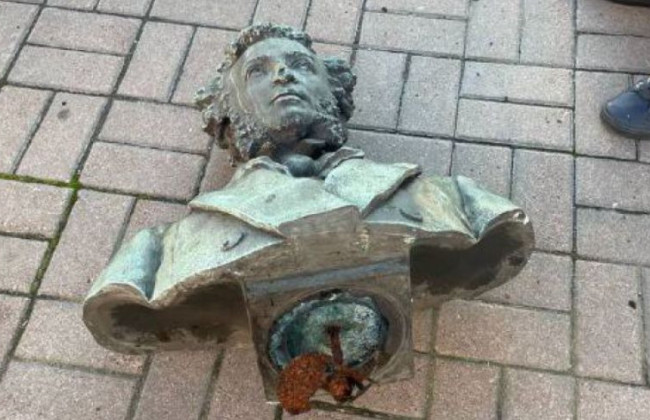 В Киеве планируют демонтировать памятник Булгакову и символический знак «Киев – город-герой»