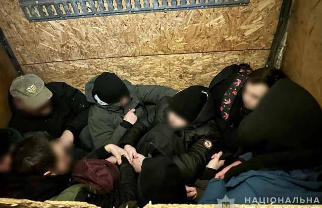 На Закарпатті затримала організаторів схеми, які перевозили за кордон за прихованою стінкою авто чоловіків
