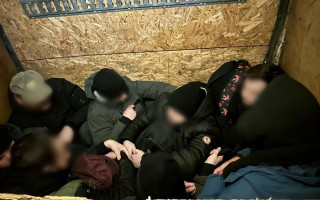 Восьмеро у багажнику, не рахуючи цибулі – ДПСУ виявила у бусі цікавий сховок, відео