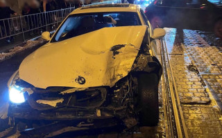 Во Львове на пешеходном переходе нетрезвый водитель BMW врезался в Jeep