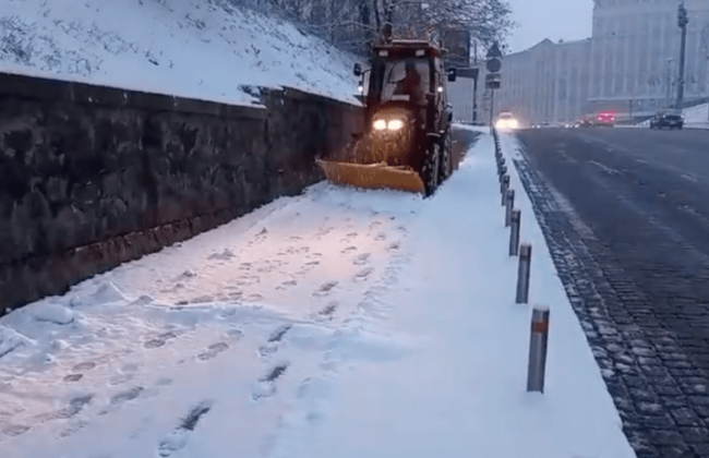 Киев борется со снегом – на улицах работает более 200 единиц техники