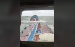 В Керченском проливе произошла авария двух российских танкеров — в море выливается более 4 тысяч тонн мазута