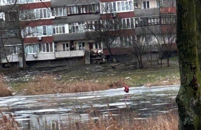 На Київщині помітили дітей, які граються на тонкій кризі – у ДСНС б’ють на сполох