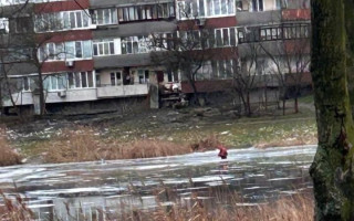 На Київщині помітили дітей, які граються на тонкій кризі – у ДСНС б’ють на сполох