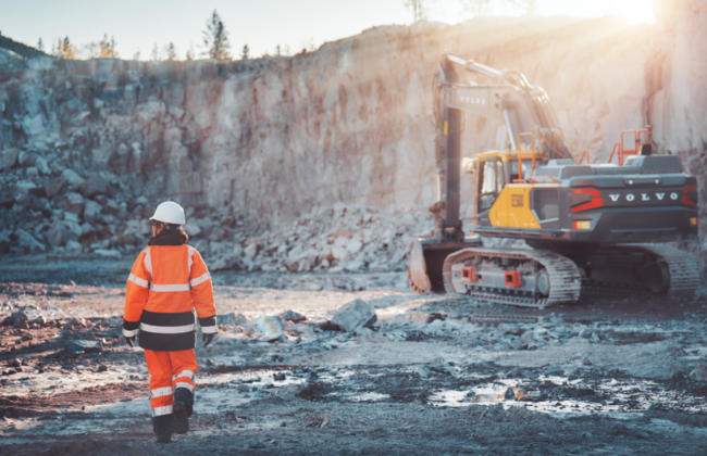 В Украине появились первые женщины-водительницы экскаватора