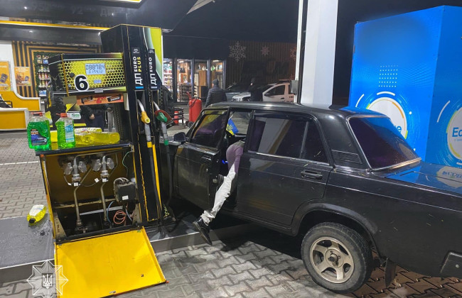 На Закарпатье водитель сразу после того, как въехал в АЗС, купил себе выпивки на заправке