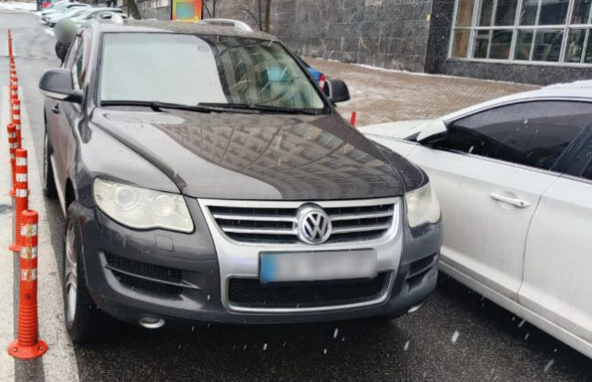 В Киеве наказали водителя внедорожника, который заблокировал проезд другим автомобилям