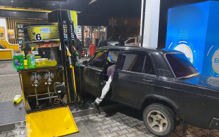 На Закарпатті водій, одразу після того, як в'їхав в АЗС, купив собі випивки на заправці