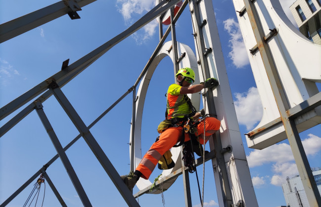 Как изменились фасады с вывесками на Контрактовой площади в Киеве за 10 лет