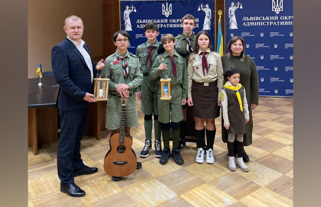 Пластуни передали Вифлеємський Вогонь Миру до Львівського окружного адміністративного суду