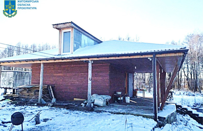 В Житомирской области предприниматель построил ангар для сельхозтехники и дом в ландшафтном заказнике