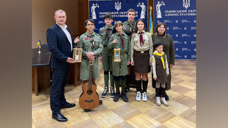 Пластуни передали Вифлеємський Вогонь Миру до Львівського окружного адміністративного суду