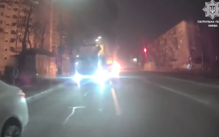 В Дарницком районе Киева в результате ДТП вспыхнули автомобили, видео