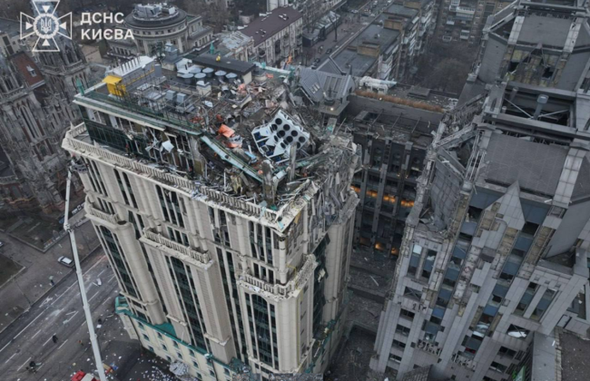 В Киеве из-за ракетного удара РФ поврежден бизнес-центр «Торонто», фото