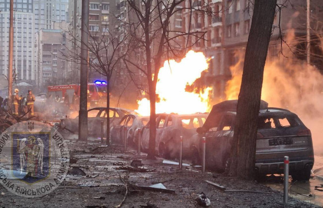 Ракетная атака на Киев — обломки упали в 4 районах, есть погибший, фото последствий