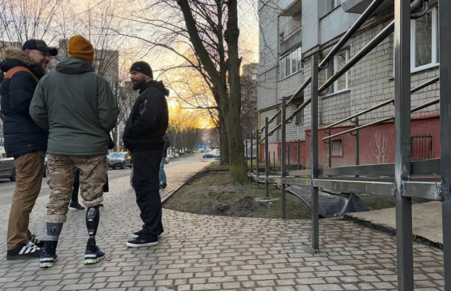 Во Львове возник конфликт из-за пандуса в доме для раненого военного – важность мебели против доступности