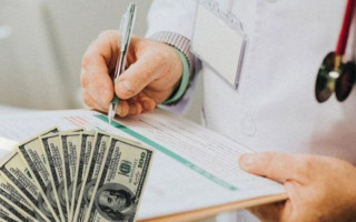 В Хмельницком суд избрал меру пресечения главе МСЭК Мариуполя, которая подозревается в получении $5000 взятки