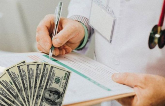 В Хмельницком суд избрал меру пресечения главе МСЭК Мариуполя, которая подозревается в получении $5000 взятки