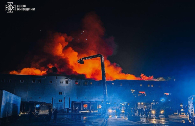 В Киевской области в результате российской атаки загорелся склад, фото