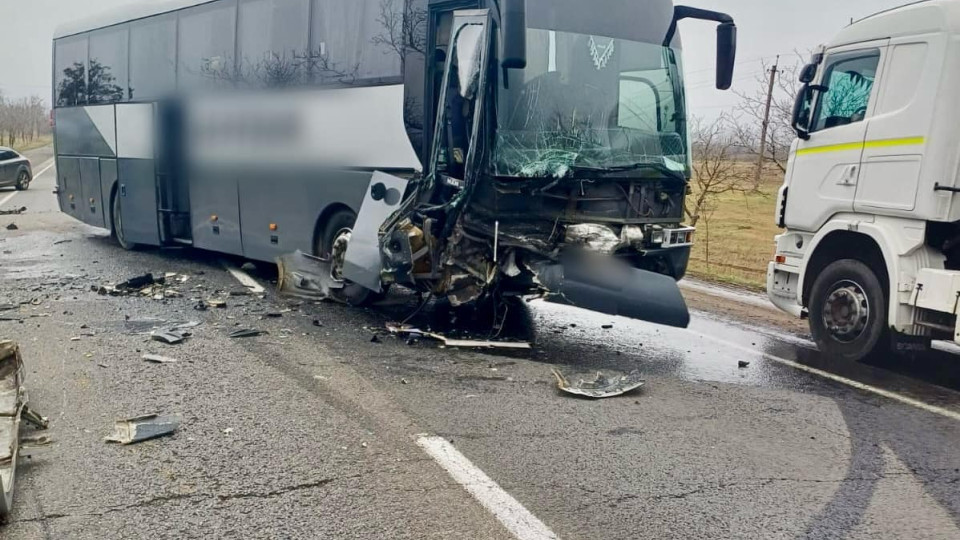 В Одесской области в результате обгона произошло ДТП с участием автобуса и двух легковушек