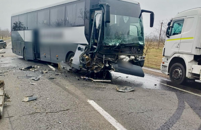 В Одесской области в результате обгона произошло ДТП с участием автобуса и двух легковушек