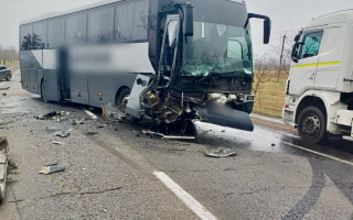 На Одещині в результаті обгону сталася ДТП за участі автобуса і двох легковиків