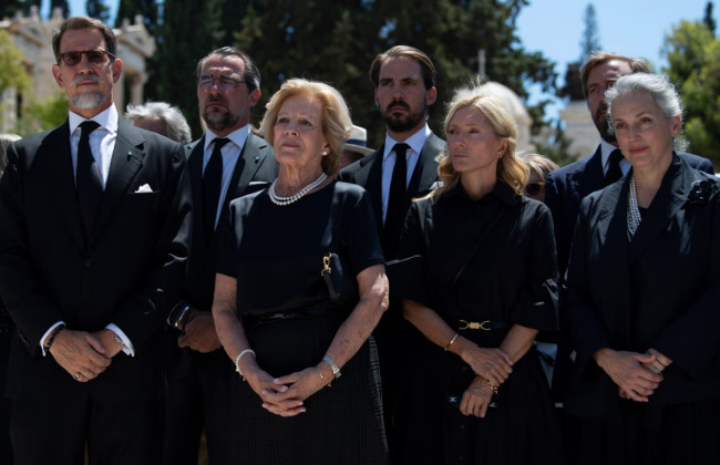 Колишня королівська родина Греції визнала республіку та подала заяву на громадянство