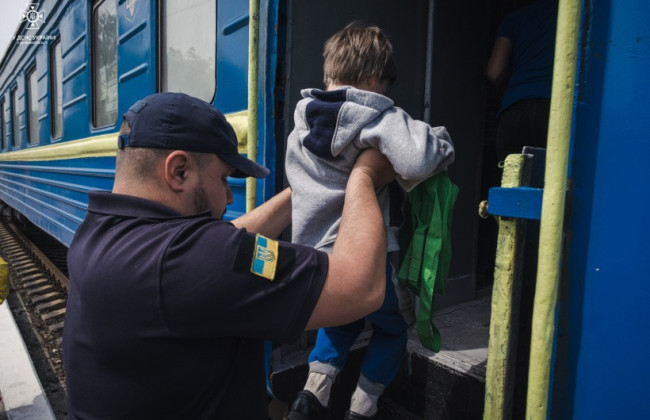 Уряд пропонує на законодавчому рівні закріпити примусову евакуацію дітей із зони бойових дій