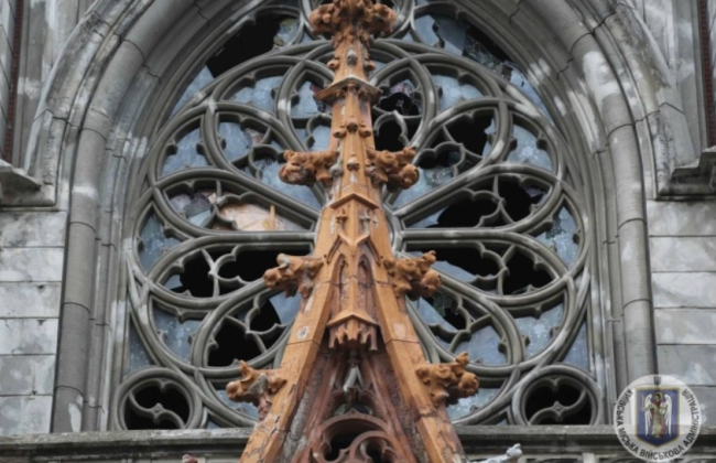 Поврежденный витраж костела Святого Николая в Киеве восстановят по аутентичным чертежам