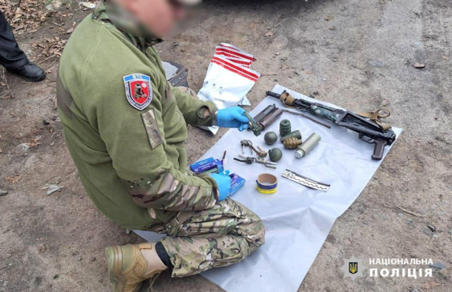 На Черкащині затримали 30-річного зброяра, який продавав гранати, автомат і боєприпаси