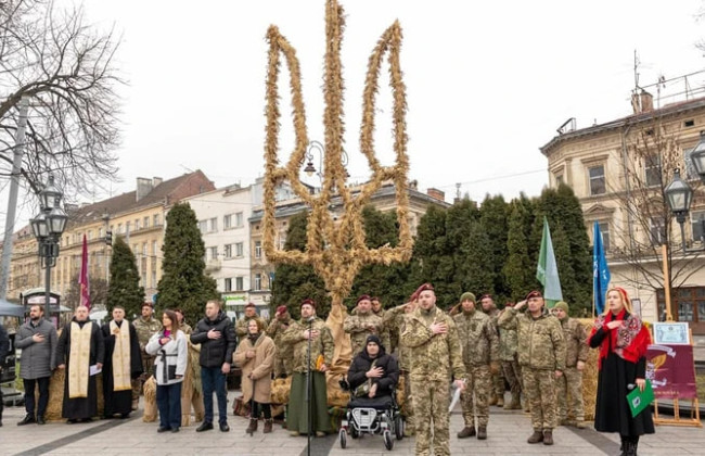 Во Львове установили самый большой трезубец из 340 дидухов