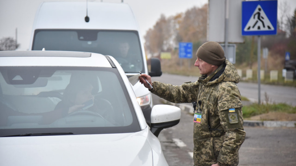 На кордоні з Україною утворилися черги через зростання пасажиропотоку