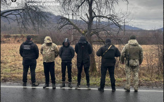 На Закарпатті двоє чоловіків намагалися втекти за кордон в траурному кортежі, який супроводжував загиблого воїна