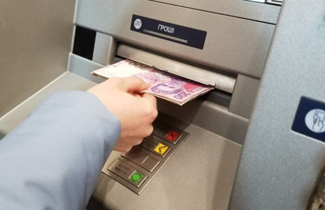 Украинцы уменьшили использование банковских карт для снятия наличных денег