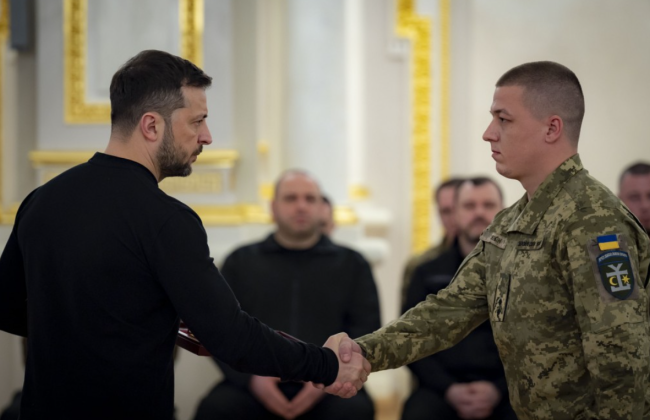 Владимир Зеленский наградил украинских защитников и семьи погибших воинов орденом Золотая звезда