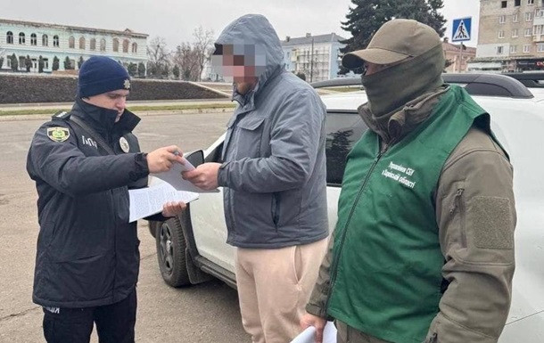 Экс-чиновник из Изюма выдавал старые дома за здания, поврежденные обстрелами