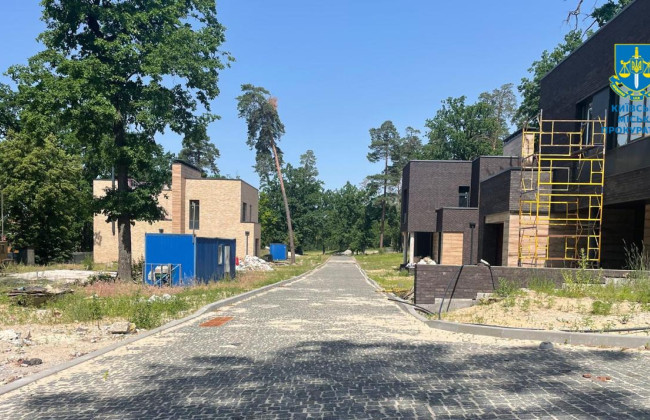 Суд расторг договор аренды земли в Пуще-Водице, где незаконно строили коттеджный городок