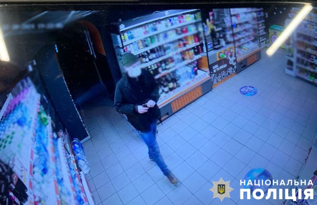 В Киеве на Андреевском спуске иностранец в маске и с пистолетом ограбил магазин