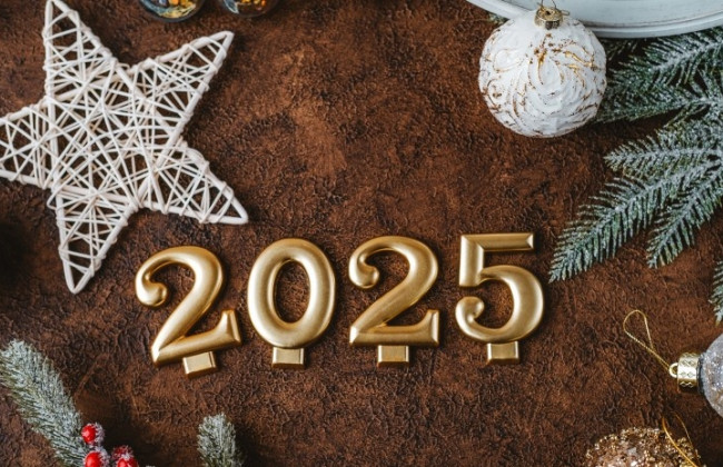 Поздравления с наступающим Новым годом 2025 — стихи, проза, открытки