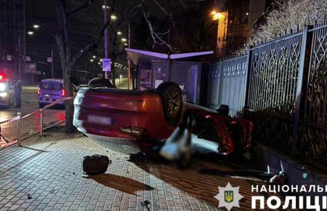 В Киеве пьяная водитель Тесли влетела в бетонный забор, есть жертвы — фото