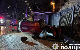 У Києві п’яна водійка Тесли влетіла у бетонний паркан, є жертви — фото