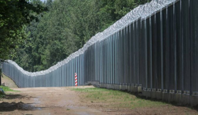 У Польщі повідомили, коли закриють стіною весь кордон із Білоруссю