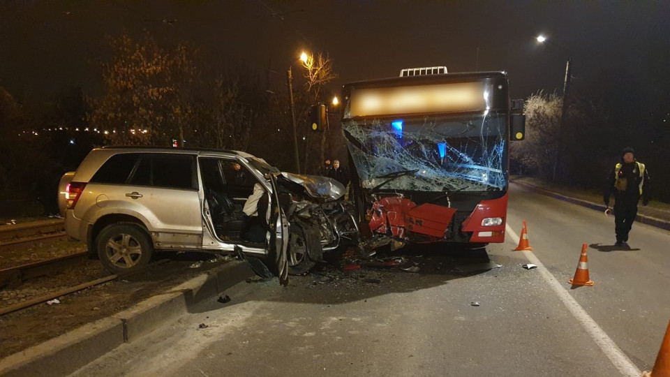 В Харькове легковушка въехала в автобус, фото