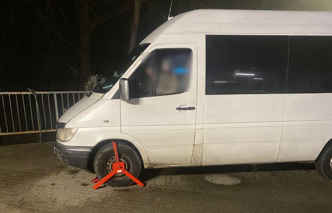 На Закарпатье водитель предлагала пограничникам взятку, чтобы те «закрыли глаза» на липовую справку уклониста