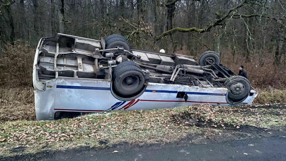 На Закарпатье перевернулся рейсовый автобус, девять человек пострадали